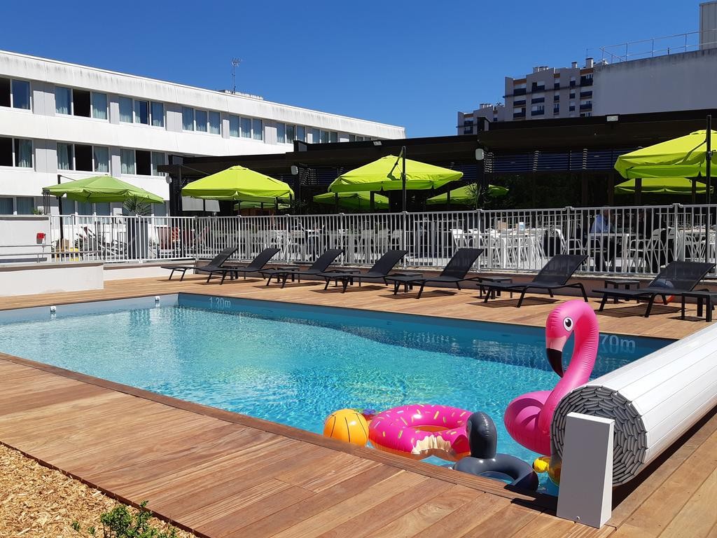 swimming-pool-hotel-le-mans-circuit