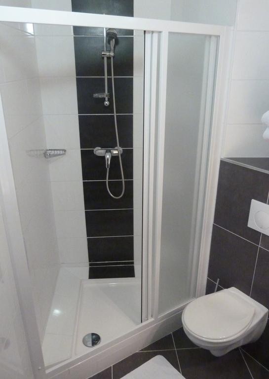 shower-room-hotel-le-mans