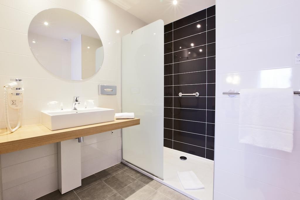 shower-room-hotel-le-mans
