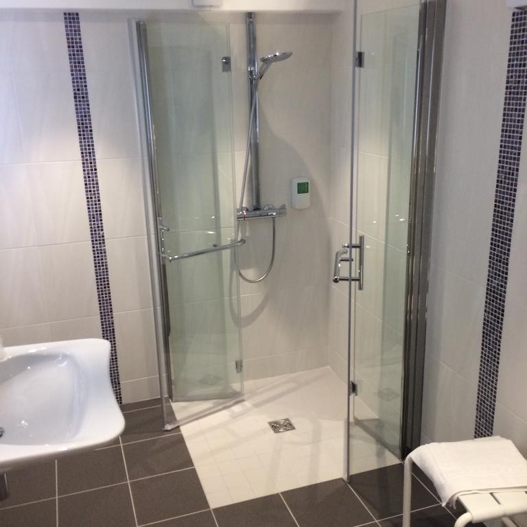 shower-room-hotel-le-mans