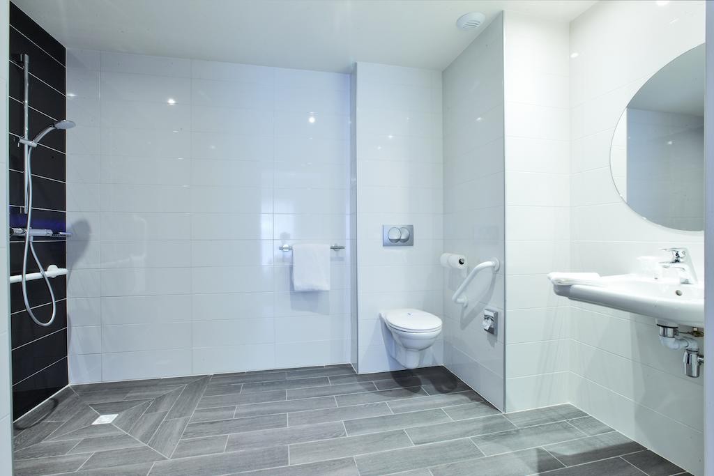 shower-room-PRM-hotel-le-mans