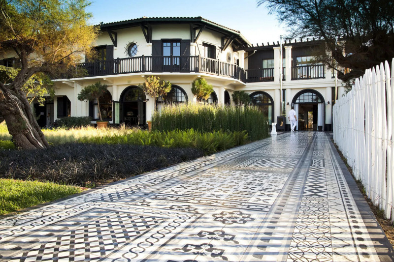 hotel-la-coorniche-lentree-de-lhotel-restaurant-jpg-1213 hotel-la-coorniche-lentree-de-lhotel-restaurant-jpg-1213