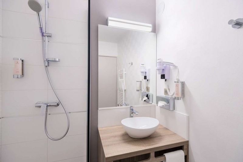 Shower room shower-room-hotel-le-mans