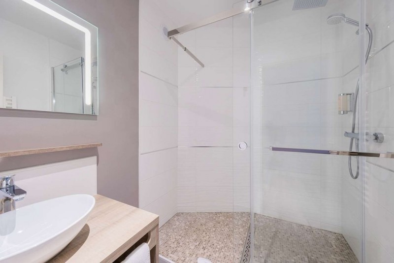 Shower room shower-room-hotel-le-mans