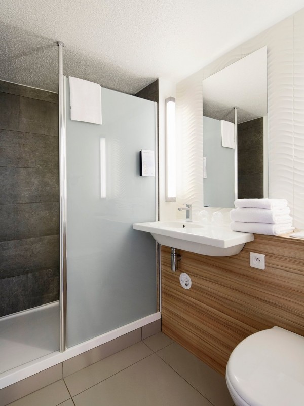 Shower room shower-room-hotel-le-mans