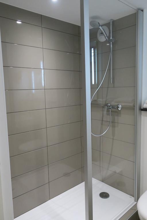 Shower room shower-room-hotel-le-mans