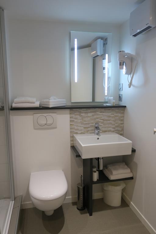 Shower room shower-room-hotel-le-mans