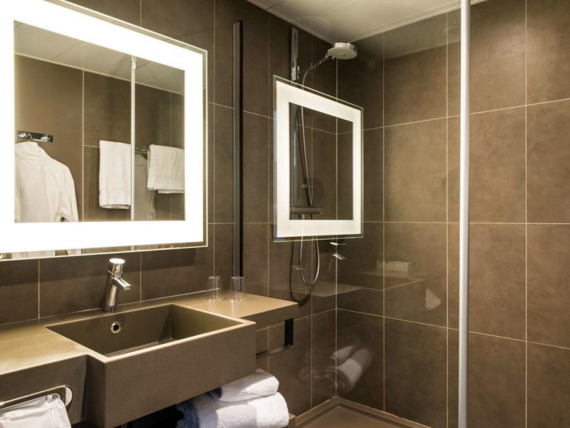 Shower room shower-room-hotel-le-mans