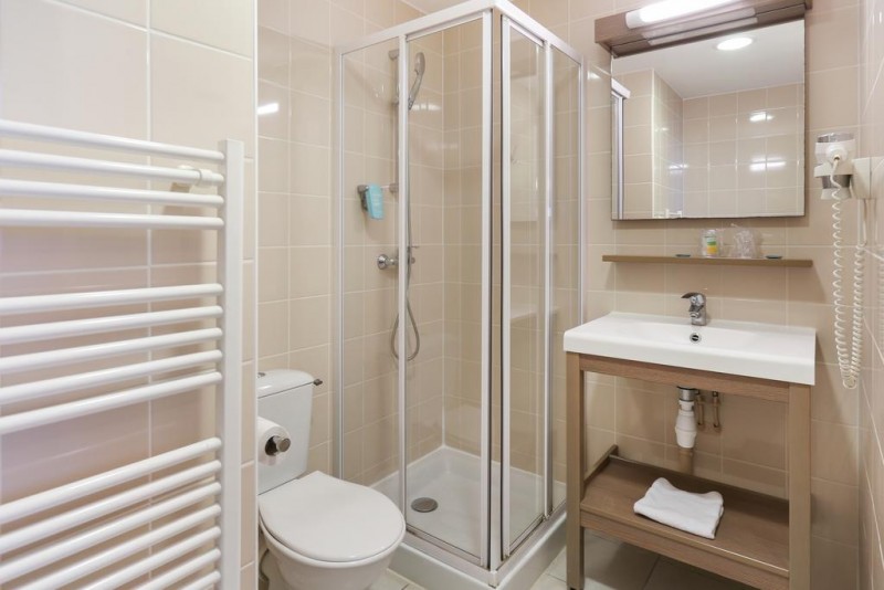 Shower room shower-room-hotel-le-mans