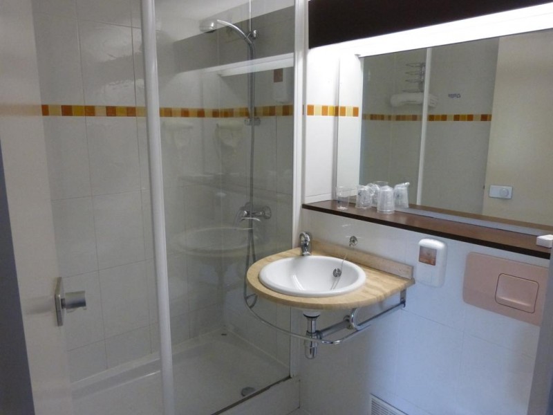 Salle de douche hôtel-lemanscircuit-24H