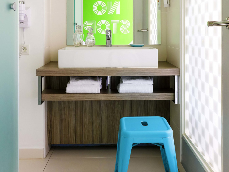 Shower room shower-room-hotel-le-mans