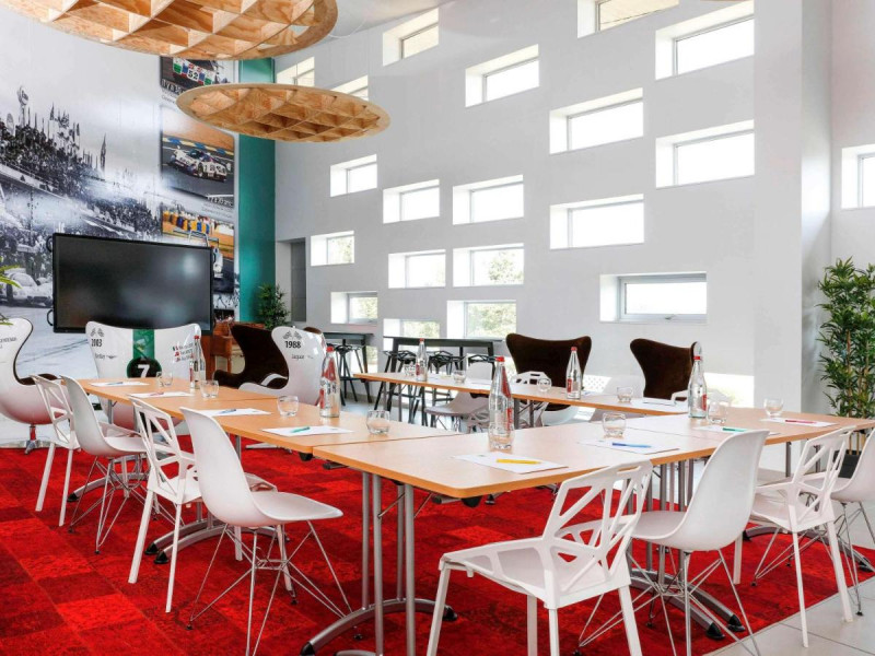 salle-réunion-climatisé-sur-le-circuit-du-mans salle-réunion-climatisé-sur-le-circuit-du-mans