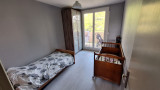  	single bed - 20 min from circuit