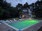 Vue de nuit piscine à 12mn du circuit des 24h