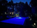 Vue de nuit piscine extérieur à 12mn du circuit des 24h