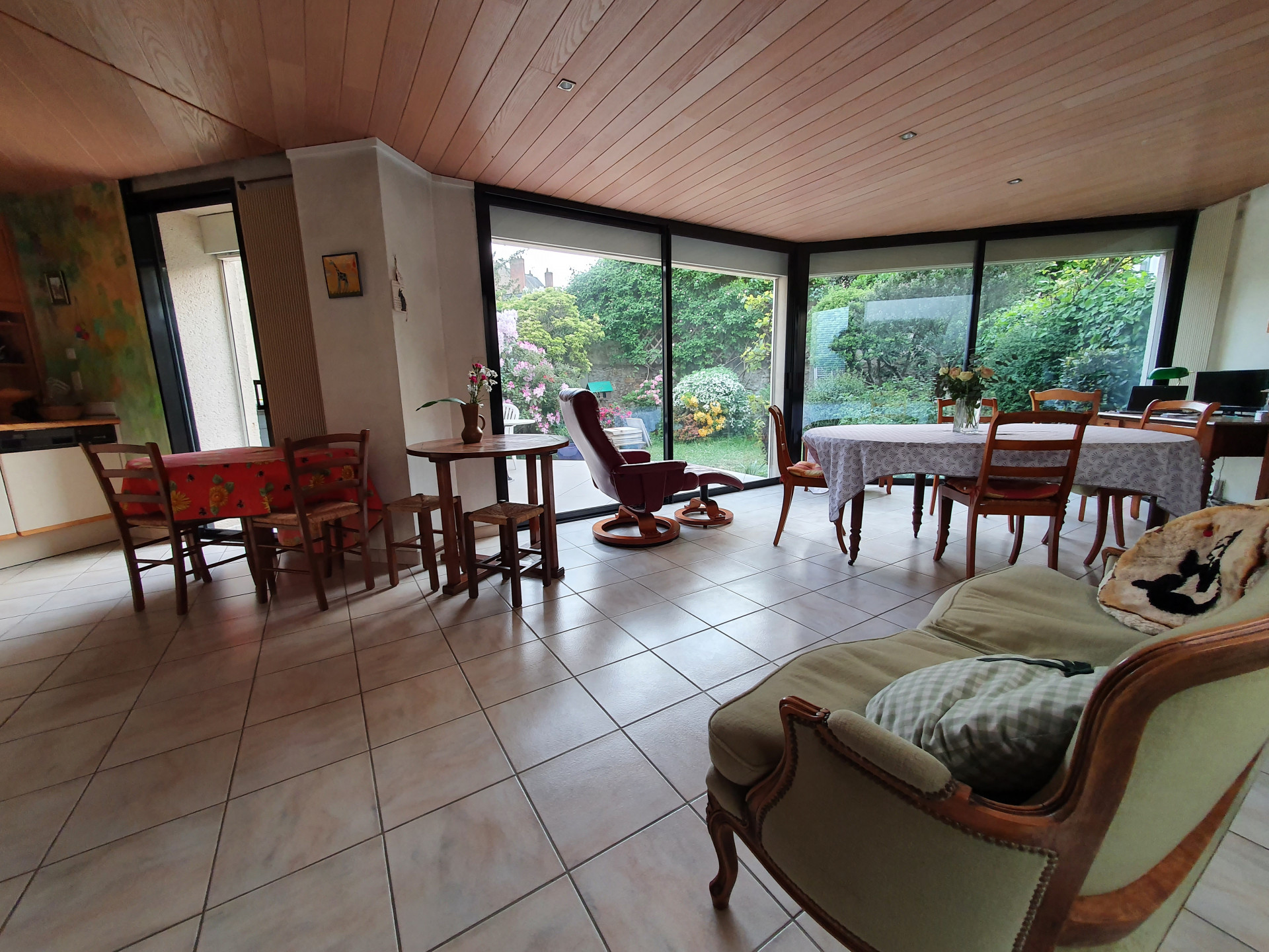 24H du Mans dining room