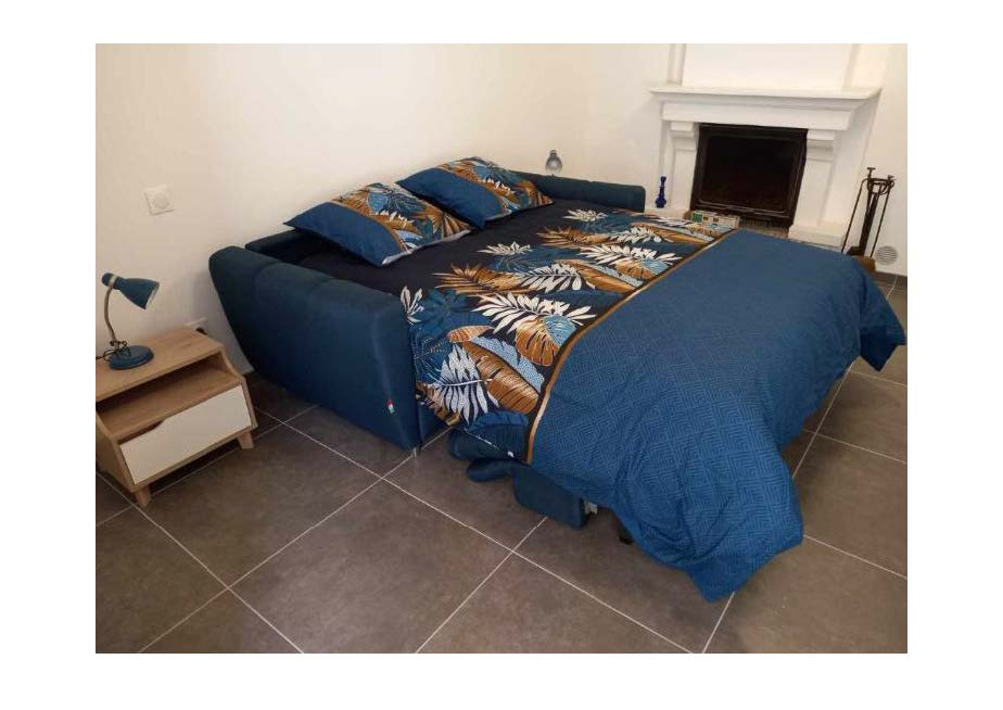 Bedroom with convertible bed
