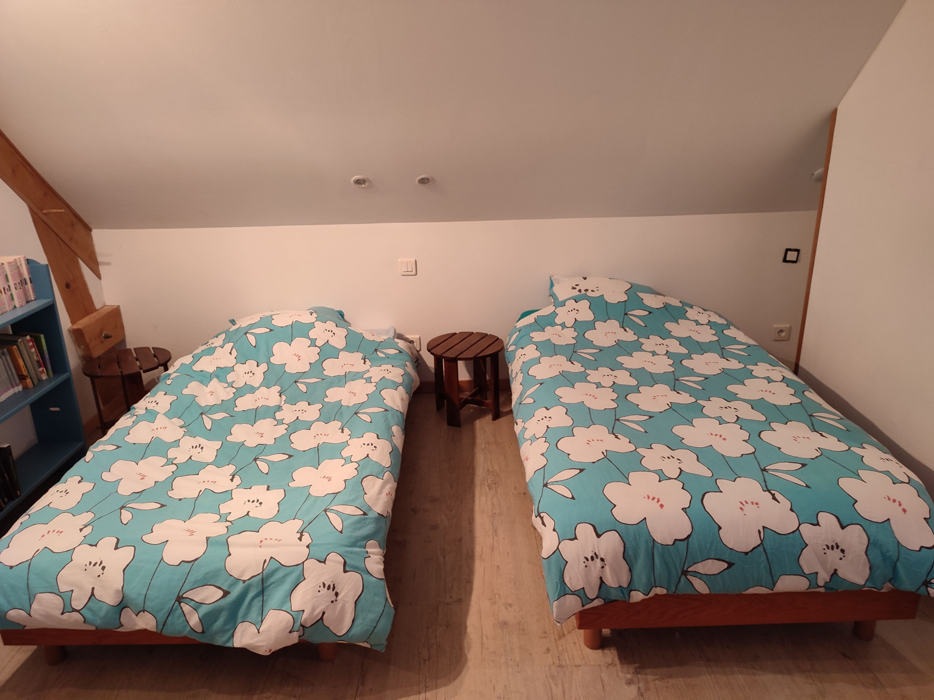 chambre avec deux lits simples
