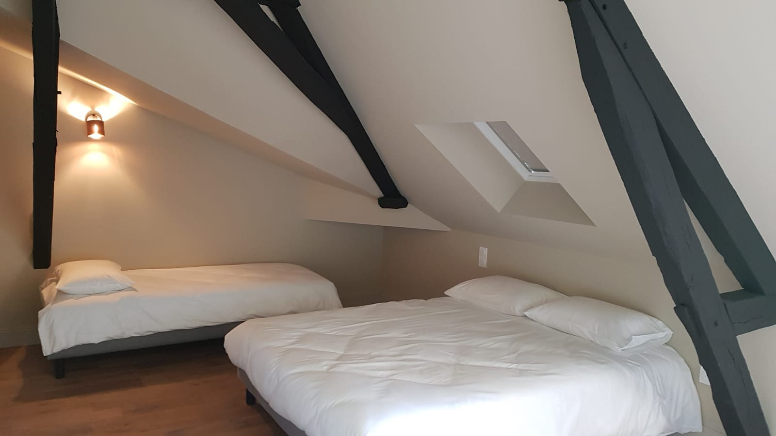 chambre avec lit double et lit simple