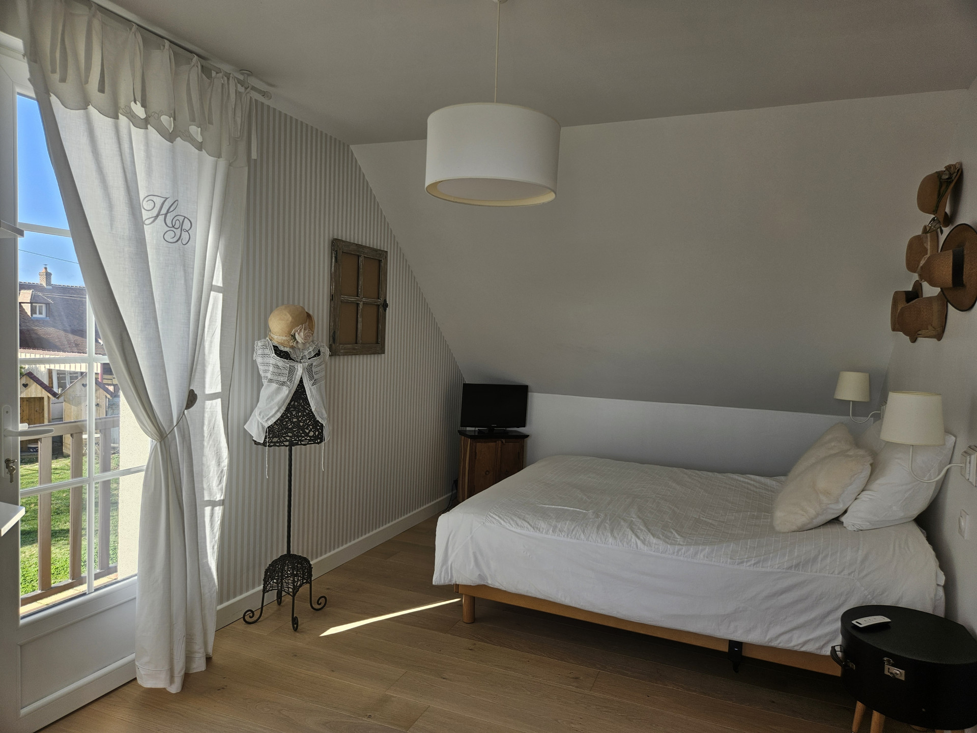 chambre avec salle de bain privative