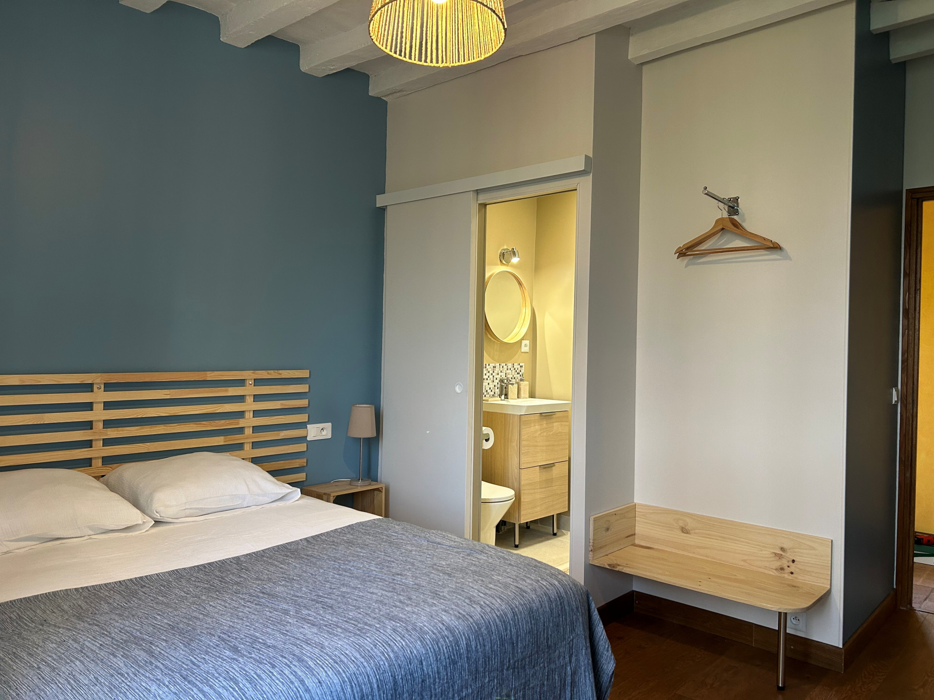 Chambre d'hôte avec salle de bain privative à 15 minutes du Circuit des 24 Heures Chambre d'hôte avec salle de bain privative à 15 minutes du Circuit des 24 Heures