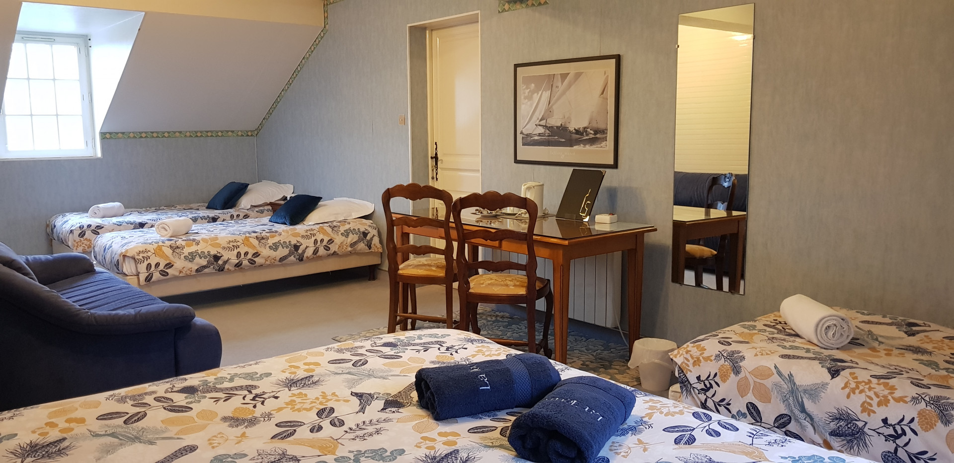 Chambre jusqu'à 5 personnes à 7mn du circuit des 24 Heures Chambre jusqu'à 5 personnes à 7mn du circuit des 24 Heures