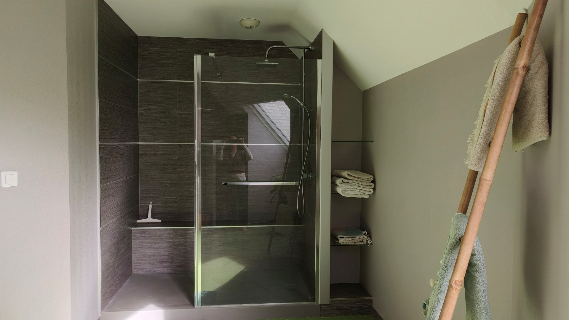 Chambre spacieuse avec salle de bain privative à 10mn du circuit