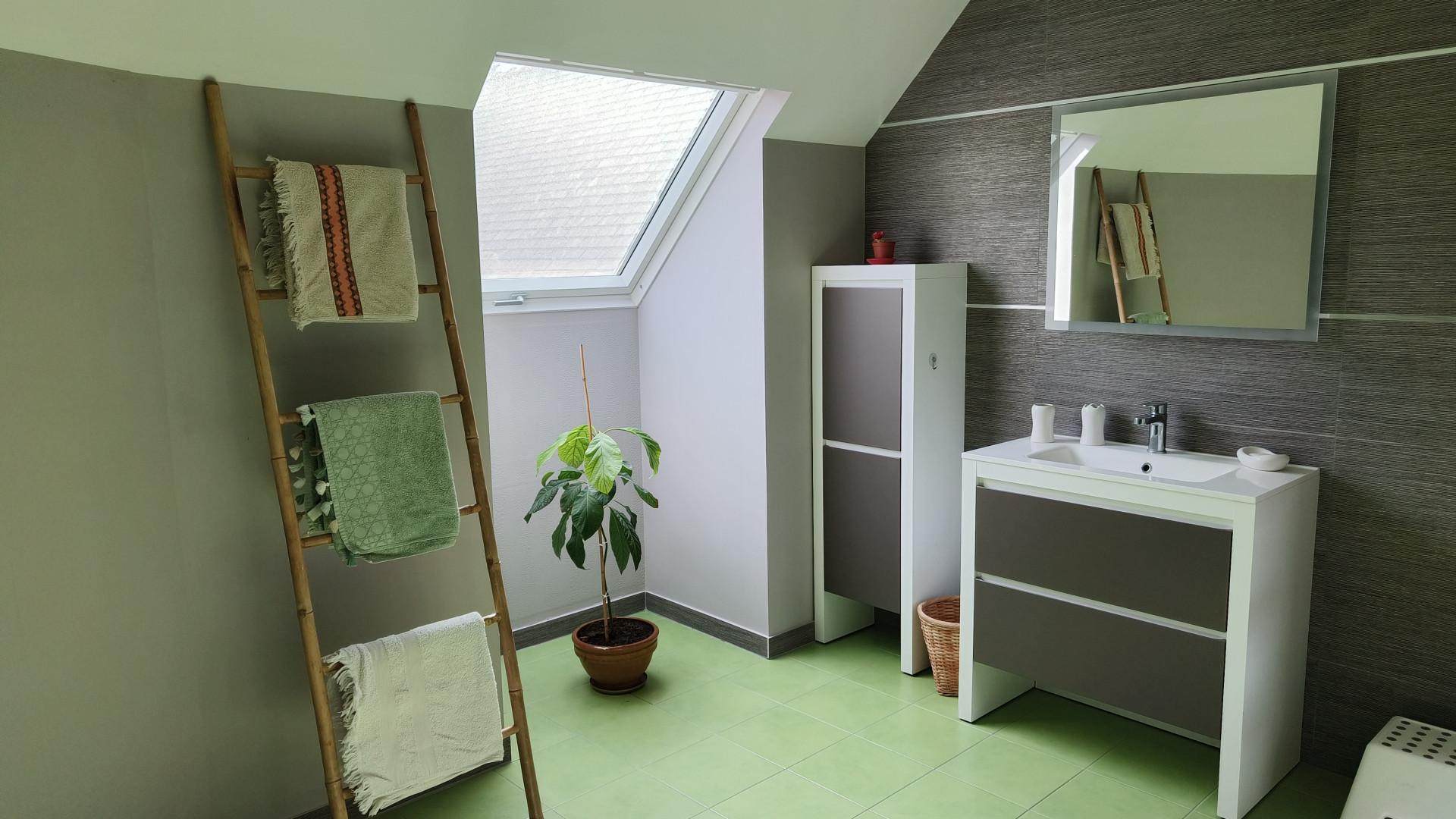 Chambre spacieuse avec salle de bain privative à 10mn du circuit