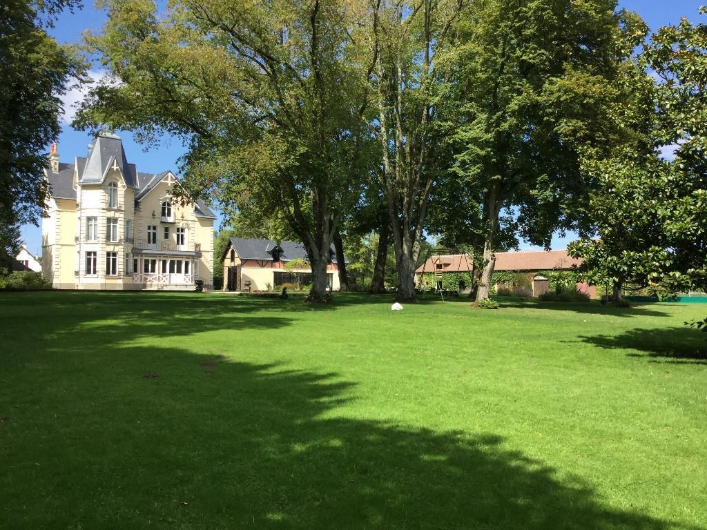 Chambres avec salles de bains privatives dans un domaine à 15mn du circuit Chambres avec salles de bains privatives dans un domaine à 15mn du circuit