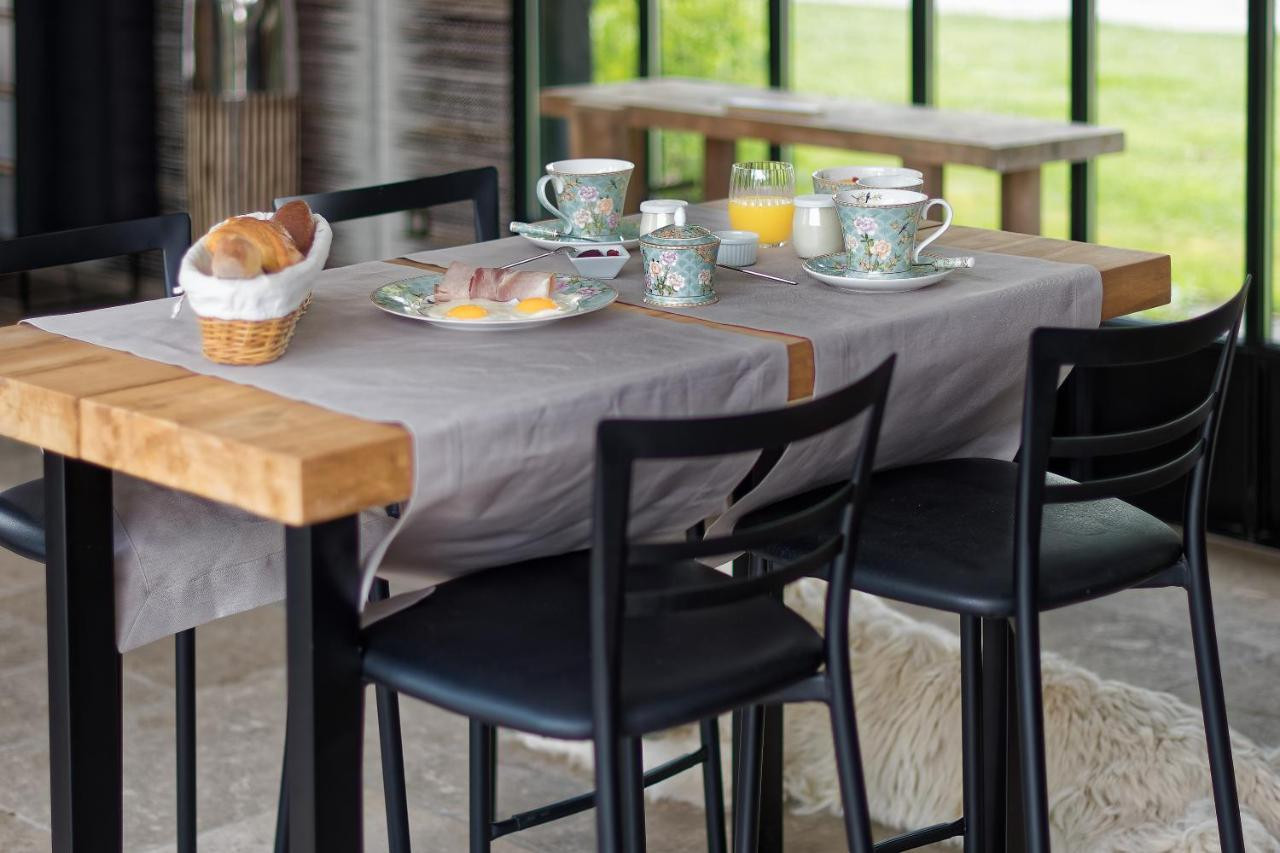 Chambres avec salles de bains privatives dans un domaine à 15mn du circuit Chambres avec salles de bains privatives dans un domaine à 15mn du circuit