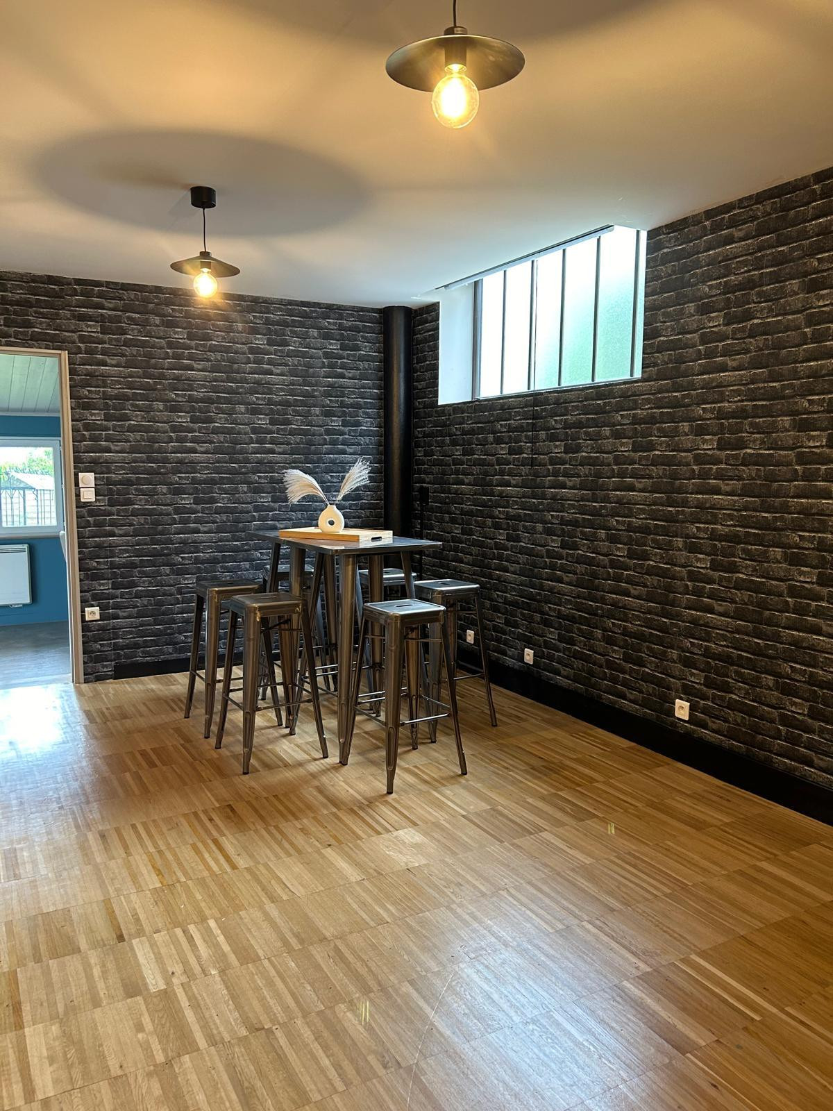 dining area-15min-circuit-du-mans