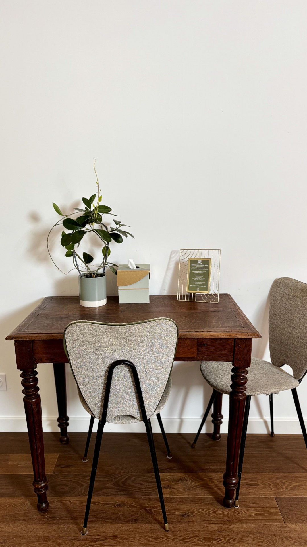 domaine-du-petit-tertre-chambre-lichen-table-19285