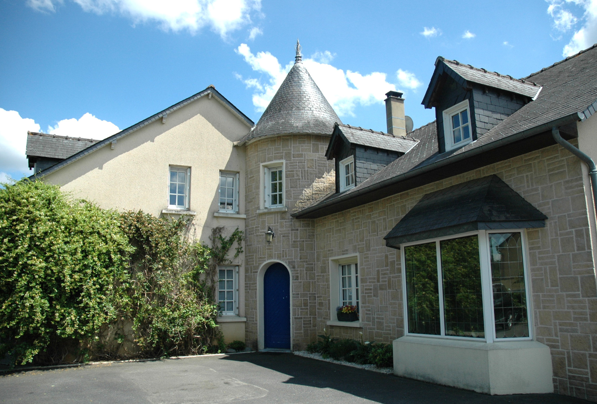 exterior - Comfortable B&B just 7 minutes from the 24-hour race circuit