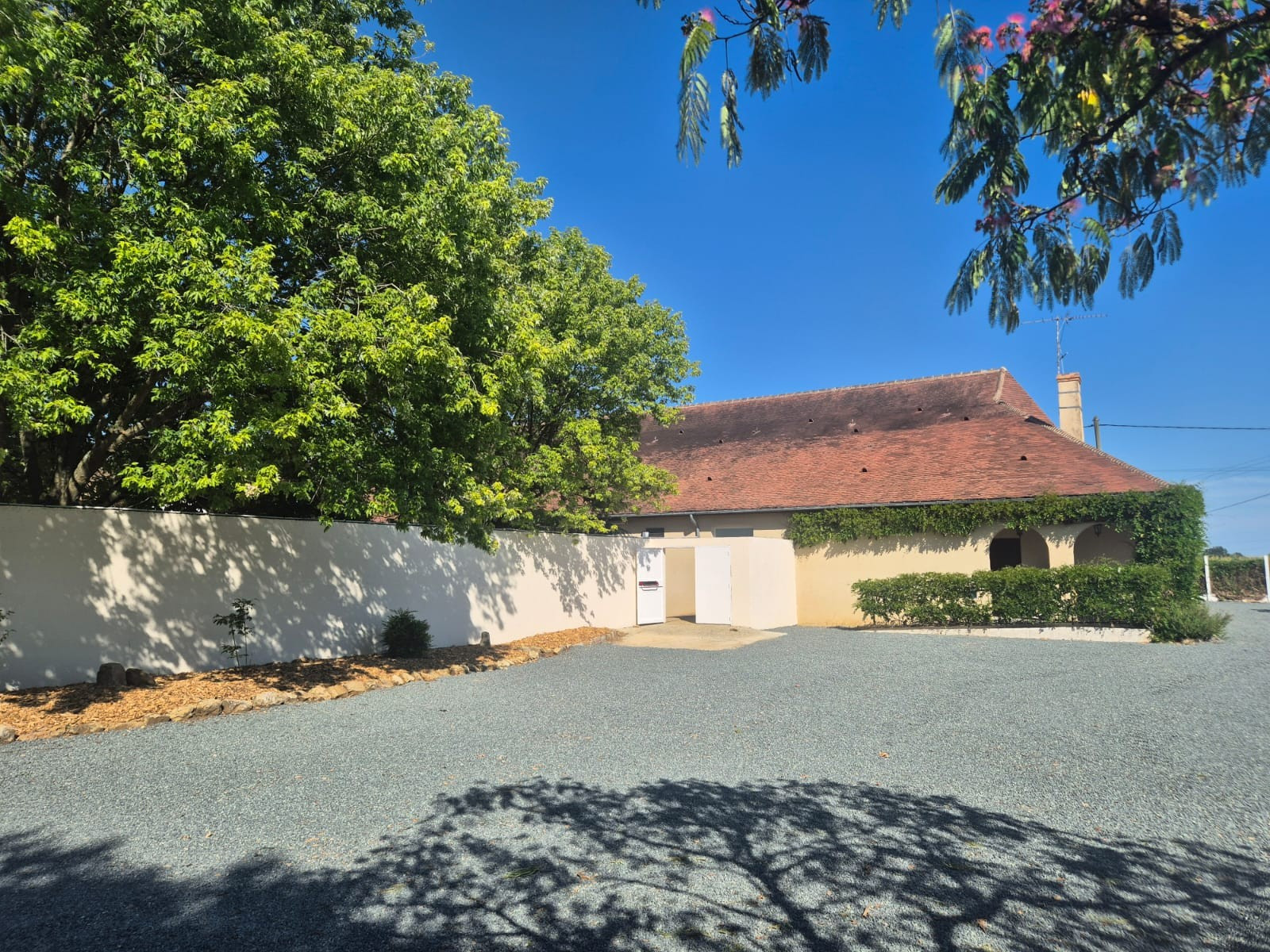 façade extérieure - 30mn du circuit des 24 Heures du Mans façade extérieure - 30mn du circuit des 24 Heures du Mans