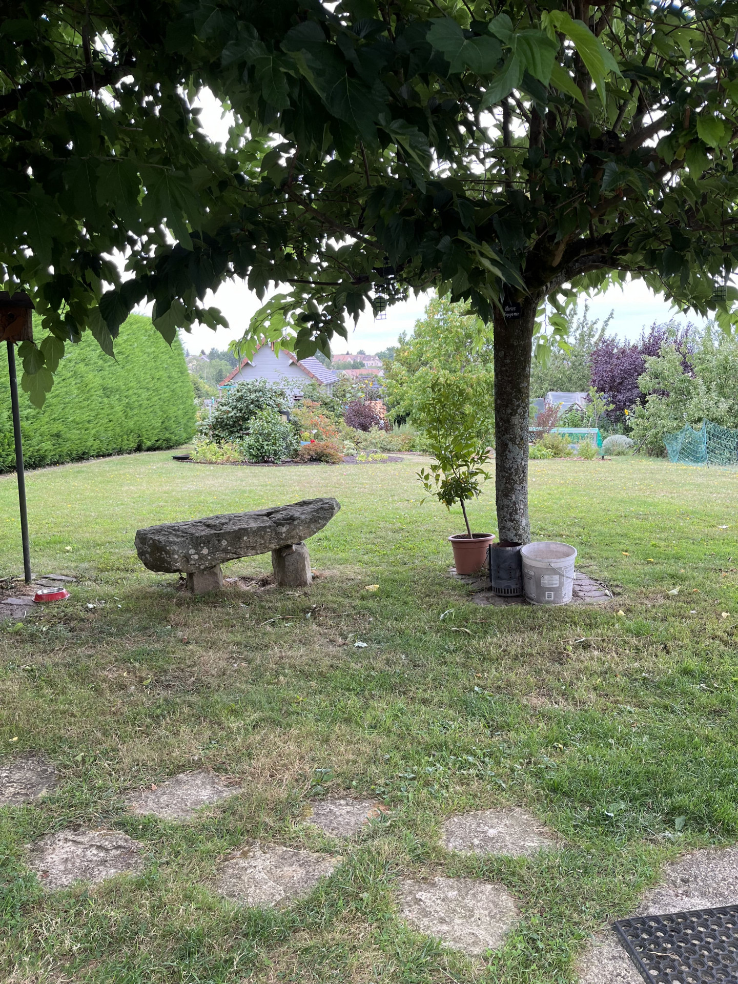 garden - bed and breakfast 15 minutes from the 24-hour race circuit