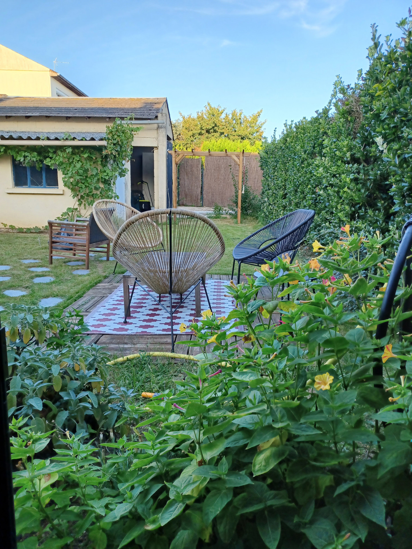 jardin - chambres d'hôtes à 600 mètres du virage de Mulsanne