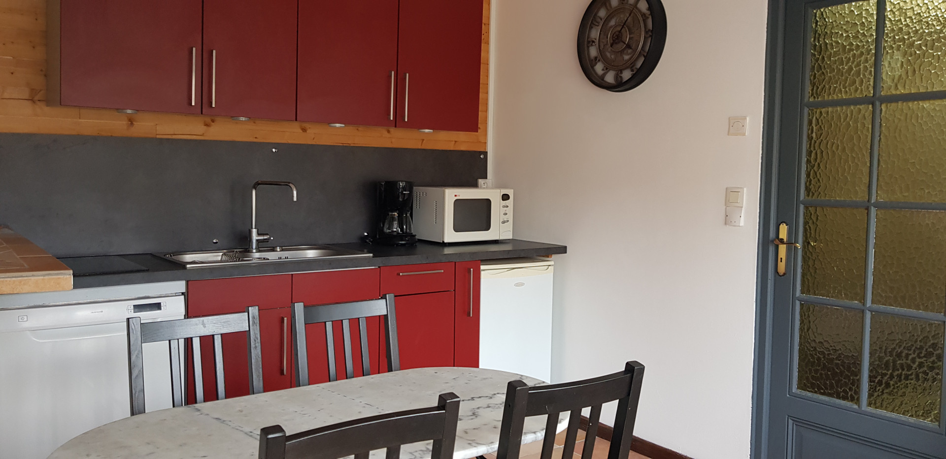 small kitchen - Comfortable guest rooms 7 minutes from the 24-hour race circuit	