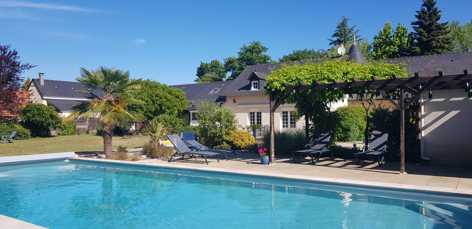 pool - Comfortable B&B just 7 minutes from the 24-hour circuit