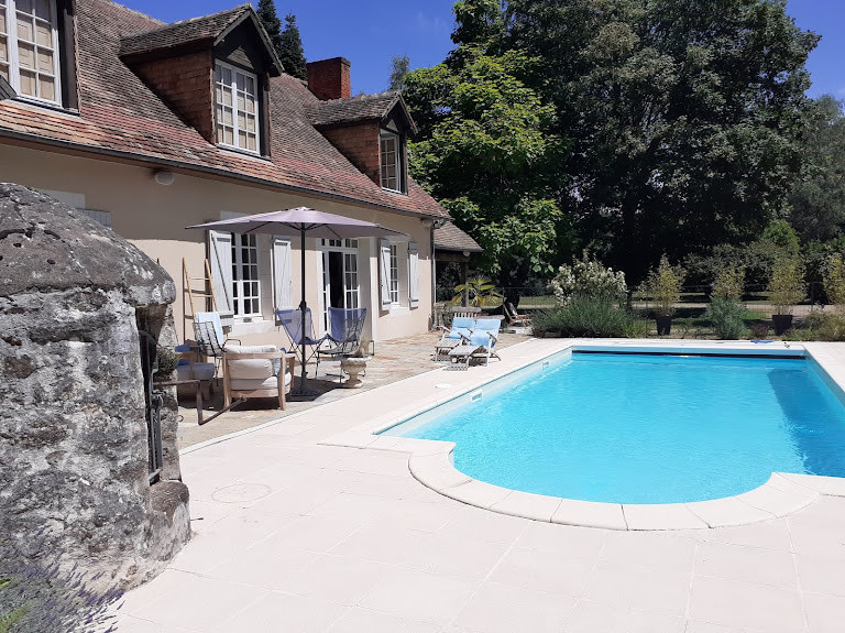 Outdoor swimming pool - 16 min from circuit