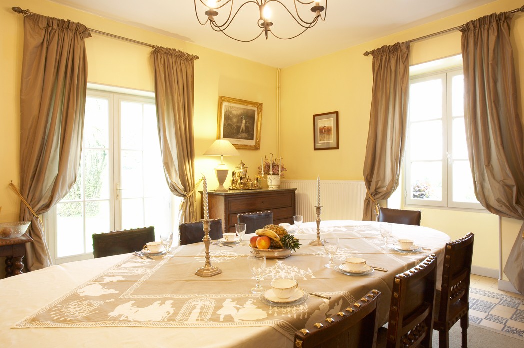 Dining_room_24h_lemans_b&b_house_guests