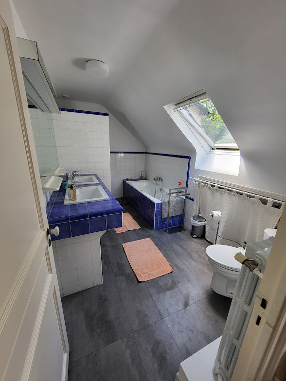 Bathroom 1 - 16 min from circuit