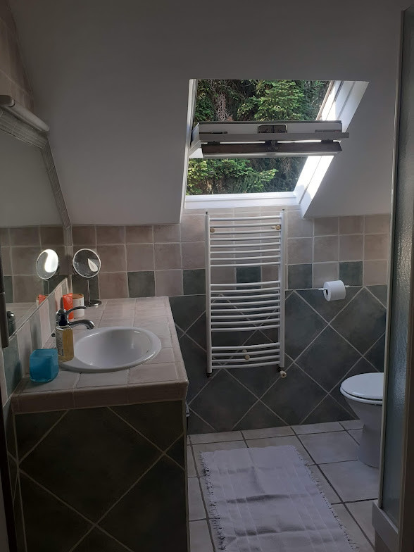 Bathroom 2 - 16 min from circuit