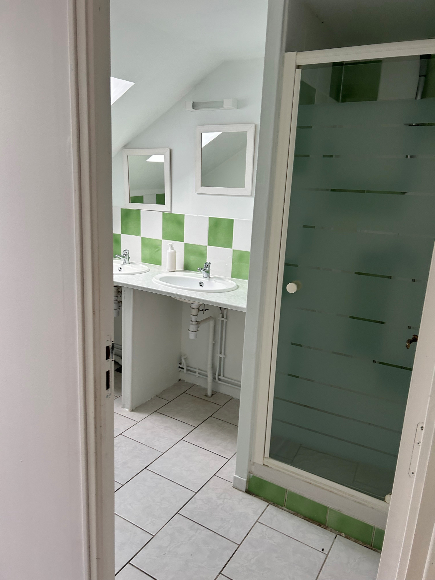 Salle de bain 2 - 30mn du circuit des 24 Heures du Mans Salle de bain 2 - 30mn du circuit des 24 Heures du Mans