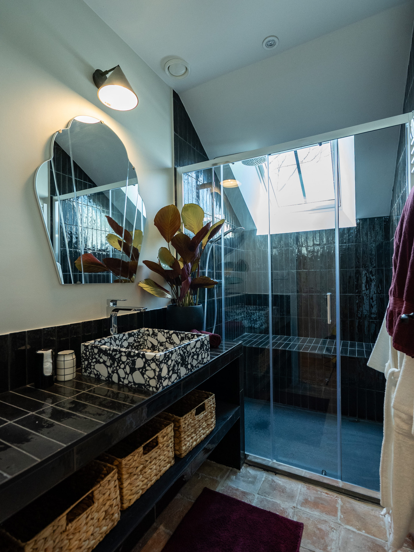 Bathroom 2 - 40 min from circuit