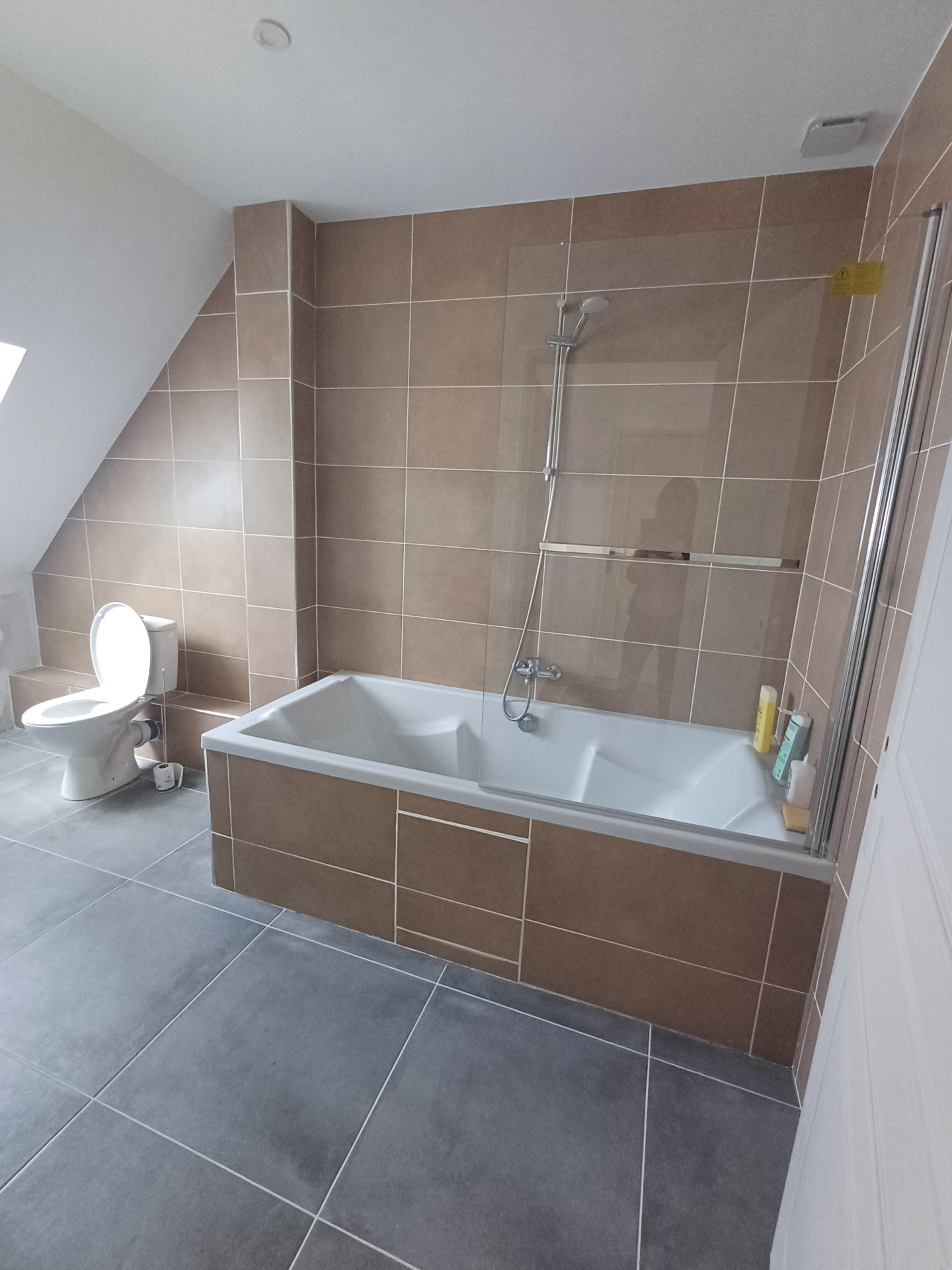 bathroom - 2 minutes from the 24-hour circuit