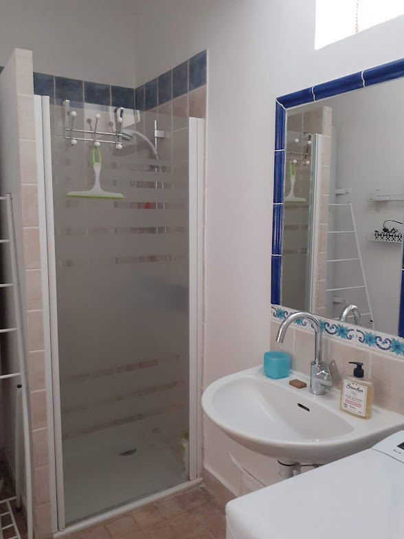 Bathroom 3 - 16 min from circuit