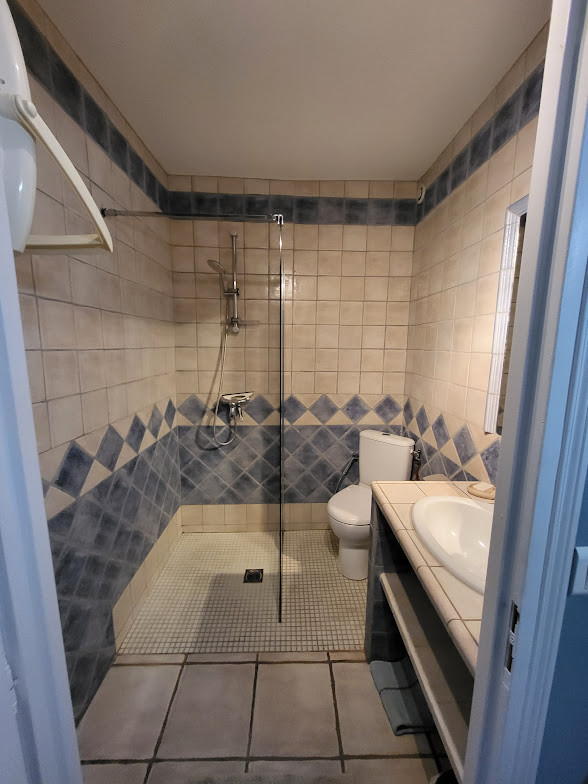 Bathroom 4 - 16 min from circuit