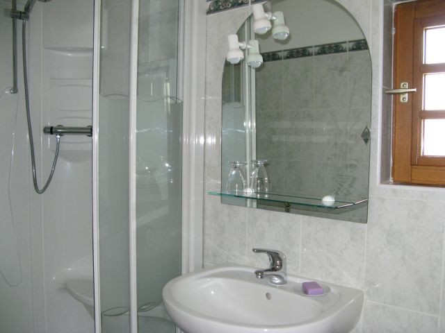 bathroom_guests-housej_lemans_b&b_