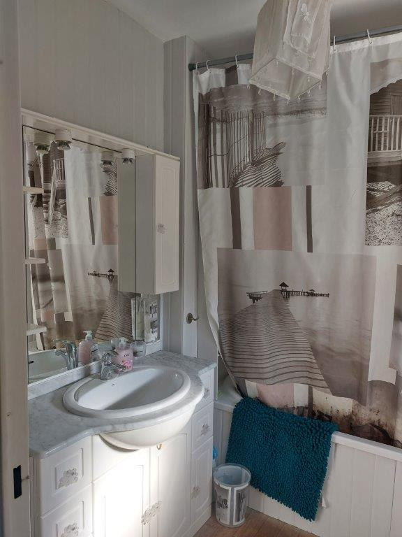 Bathroom - 20 min from circuit