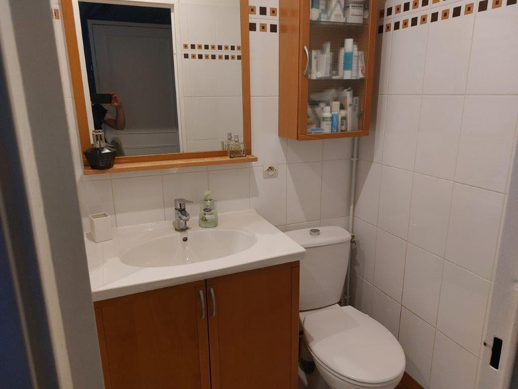 Bathroom - 20 min from circuit